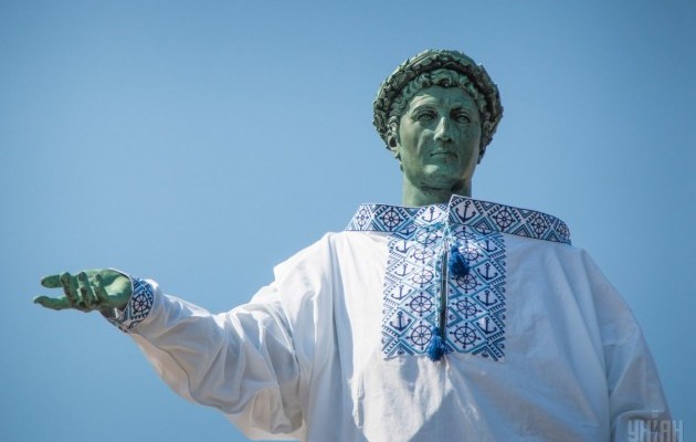 Памятник Дюку в Одесі одягнули у вишиванку 03