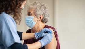 Третю дозу вакцини від COVID-19 почали отримувати літні люди у Франції