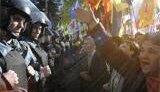 Митингующие направились на бульвар Шевченко. Памятник Ленину взяли под усиленную охрану.