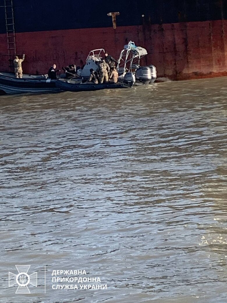 Цивільне судно під прапором Панами підірвалося на ворожій міні у Чорному морі, два моряки дістали поранення 02