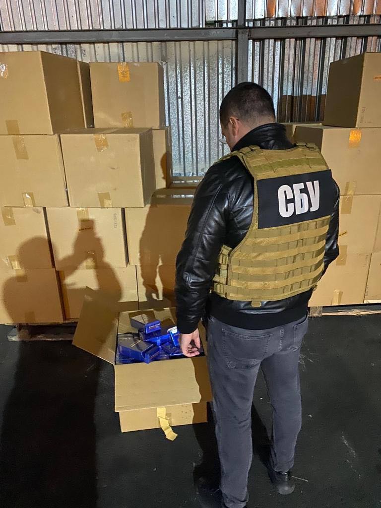 СБУ в Одеському порту затримала контейнер контрабандних сигарет 01
