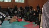 Члены комиссий спят на матах в очереди на сдачу бюллетеней. ФОТО