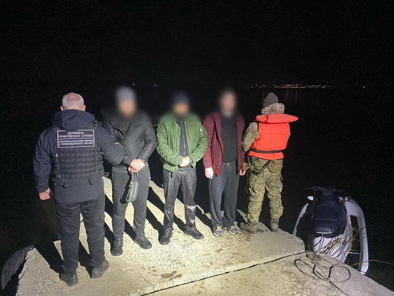 Трое мужчин пытались сбежать в Молдову на гидроскутере
