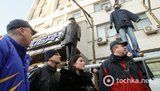 У банка на виселице повесились обманутые вкладчики. ФОТОрепортаж