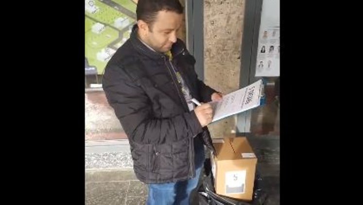 Волонтер разрешил ответить на вопросы Зеленского семь раз подряд: "Сделаете мне статистику". ВИДЕО