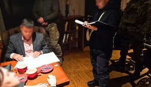 Заступника голови Запорізької облради затримали на хабарі та відсторонили