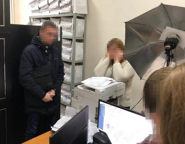 Чиновницю міграційної служби затримали в Києві на хабарі 400 дол. за прискорене оформлення закордонного паспорта, - СБУ 01 Чиновницю міграційної служби затримали в Києві на хабарі 400 дол. за прискорене оформлення закордонного паспорта, - СБУ 01