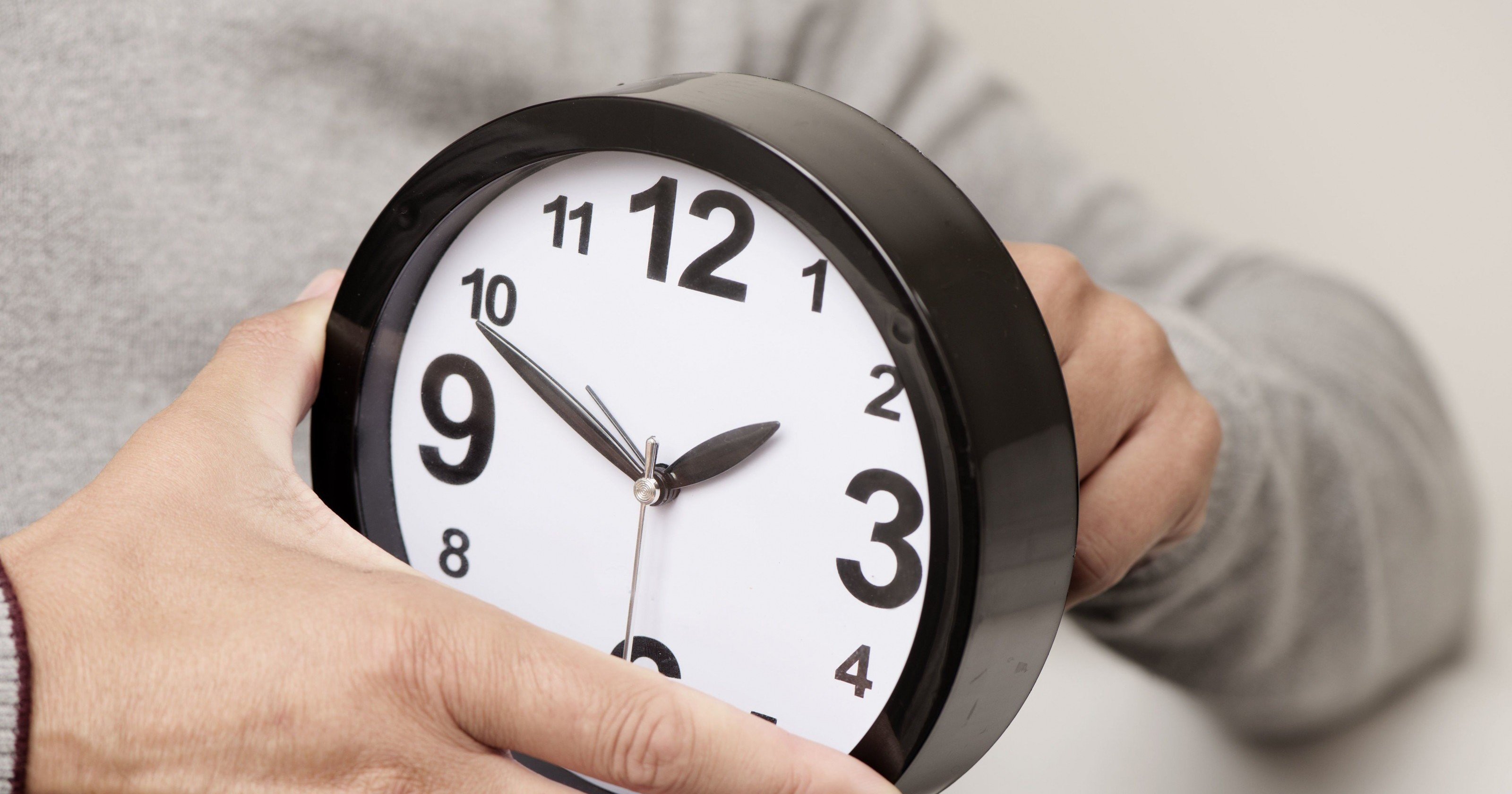 Переведи стрелки часов назад. Перевод на летнее время. Часы 4 часа. Часы переводят. Картинка перевод часов на зимнее время.