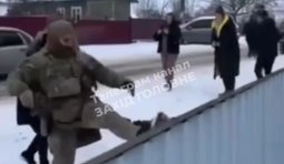 військовий б’є ногою цивільного мамалига буковина