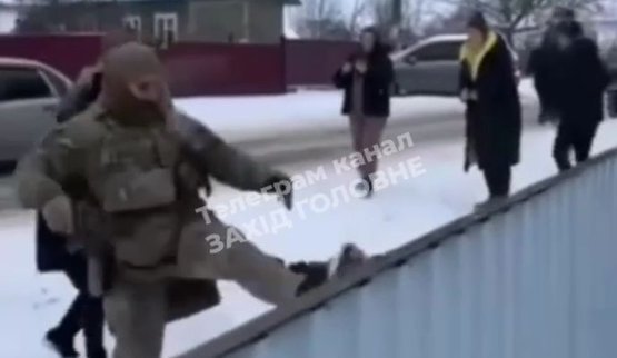 военный бьет ногой гражданского мамалыга буковина