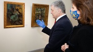 Порошенко відкрив у Музеї Гончара виставку 43 картин із сімейної колекції, через які його викликали в ДБР: "Намагалися оббрехати мене у своїх відосиках - у вас не вийшло". ФОТОрепортаж
