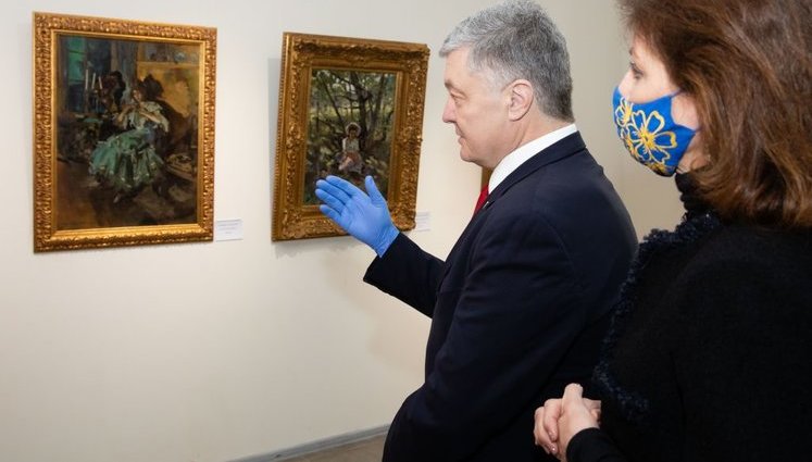 Порошенко відкрив у Музеї Гончара виставку 43 картин із сімейної колекції, через які його викликали в ДБР: "Намагалися оббрехати мене у своїх відосиках - у вас не вийшло". ФОТОрепортаж