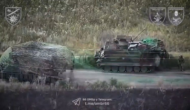 Воїни 66-ї бригади евакуювали пошкоджений бронетранспортер M113 з-під носа російських операторів дронів. ВIДЕО