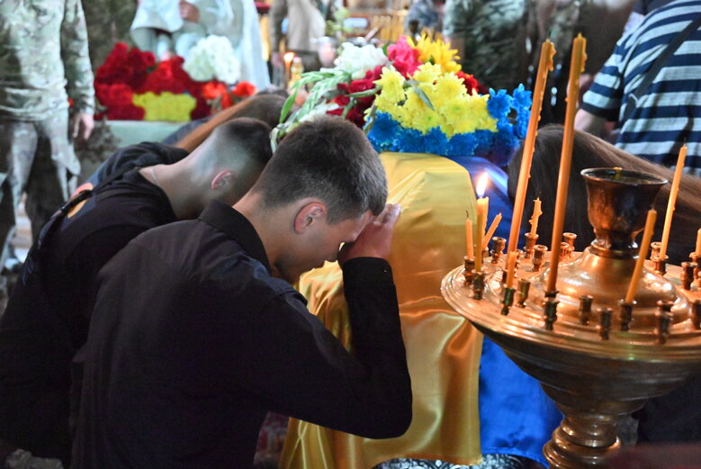 У Володимирському соборі попрощалися із загиблим у боях за Україну воїном Микитою Оптимістом Красновідом 33
