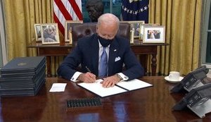 Санкції США проти РФ не сприятимуть зустрічі Путіна і Байдена, - Пєсков