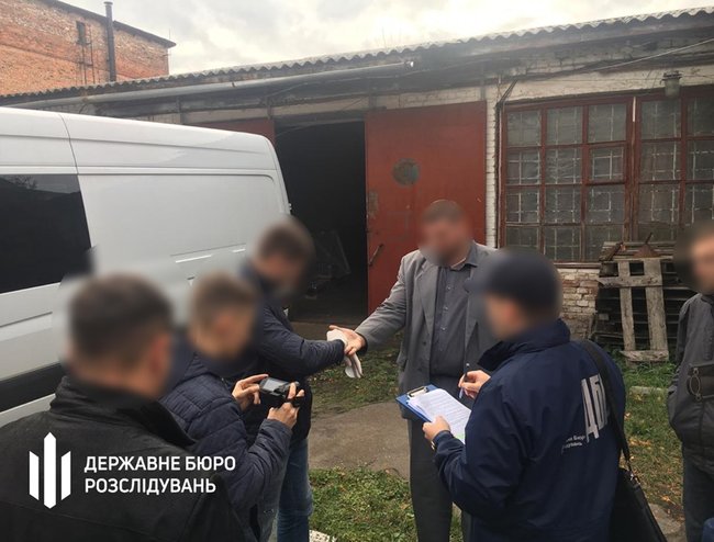 Співробітника податкової, що змушував підприємця купити алкогольні напої з підробленими акцизними марками, затримано на Львівщині, - ДБР 01