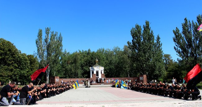 Із воїном 24-ї ОМБр Дмитром Українським попрощалися в Лисичанську 05
