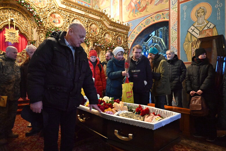 В Киеве простились с известным спелеологом, инженером и зооспасателем Святославом Романчуком (Нутрий), который погиб в бою с оккупантами 22