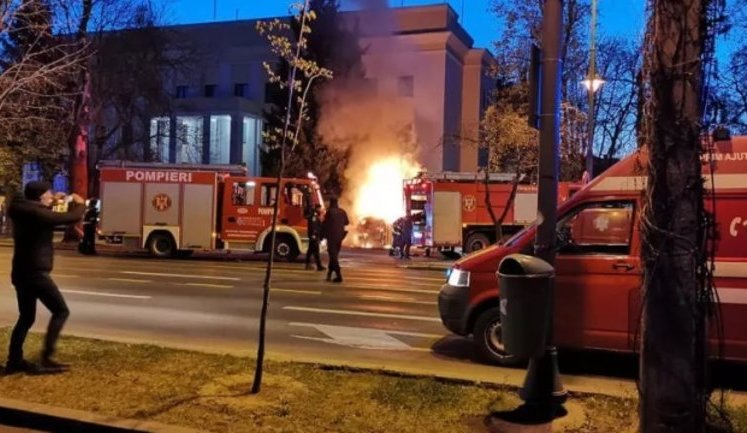 В Бухаресте мужчина на авто протаранил ворота посольства РФ, а затем поджег себя. ВИДЕО
