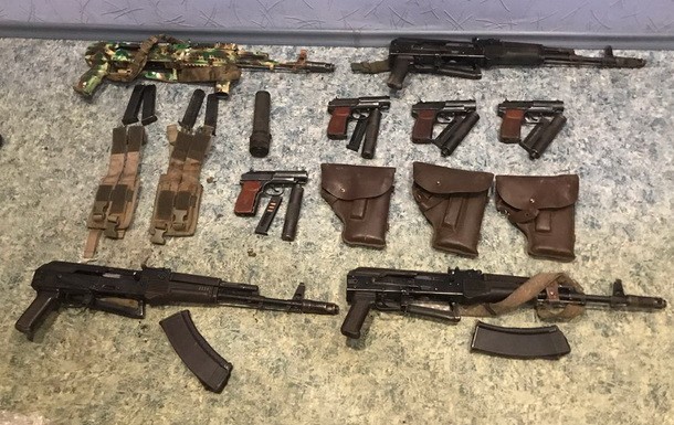 Двое ранее судимых мужчин наладили на Житомирщине сбыт похищенных из воинской части оружия и боеприпасов, - СБУ 05 Двое ранее судимых мужчин наладили на Житомирщине сбыт похищенных из воинской части оружия и боеприпасов, - СБУ 05