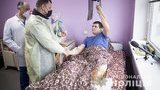 Глава Нацполіції Клименко нагородив патрульного, який зазнав поранення під час затримання озброєних зловмисників у Києві. ВIДЕО