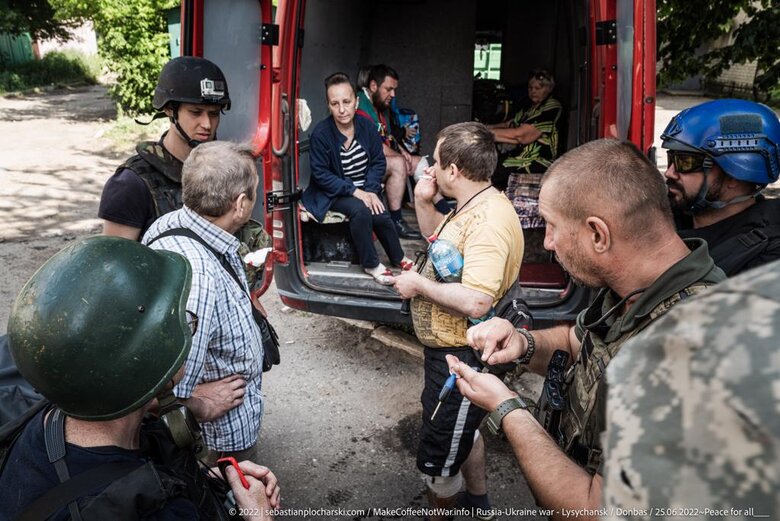 Фонд Добра и Любви продолжает эвакуацию людей и помогает преодолеть гуманитарную катастрофу в Лисичанске 01