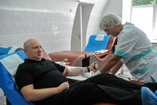 Turchynov urges officials to donate blood for Ukraine defenders 01