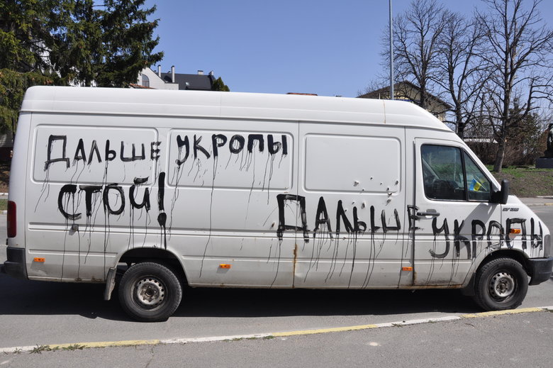 Розбомблені будинки, школа, бібліотека, вирви на дорогах та потрощені автомобілі: наслідки російської окупації в Макарові 61