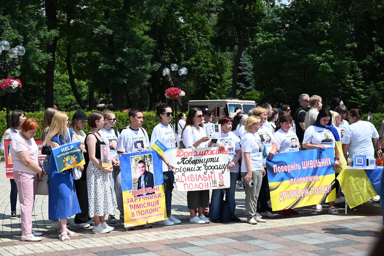 На акції в Києві вимагали визволити цивільних заручників Росії 05