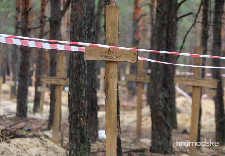 У визволеному Ізюмі виявили масове поховання на 440 тіл, - поліція 12