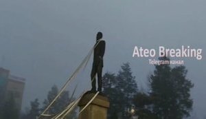 В казахском городе Талды-Корган протестующие сбросили с постамента памятник Назарбаеву. ВИДЕО