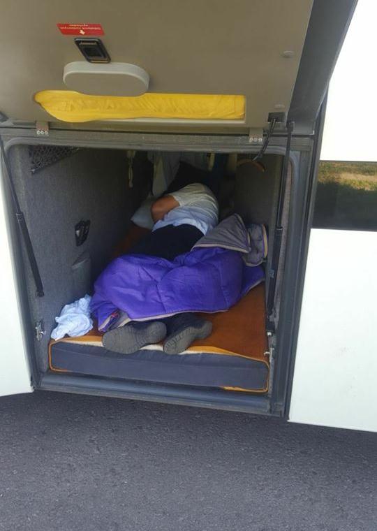 Пограничники обнаружили водителя-зайца в туристическом автобусе, перевозившем группу детей из Чехии в Украину 01