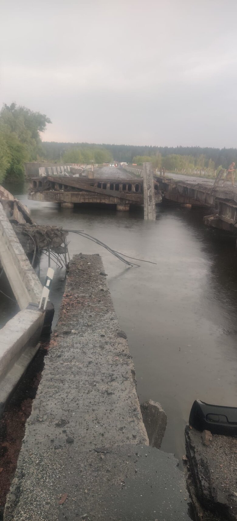 Міст через річку Ірпінь зруйновано на Київщині, одна людина загинула, причини інциденту зясовуються, - ОВА 01