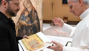 Зеленський подарував Папі Леву XIV ікону, написану на ящику з-під артилерійських озброєнь. ФОТО