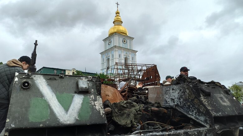 Танк, БМД та Тигр: В центрі Києва відкрилась виставка демілітаризованої техніки російських окупантів 46
