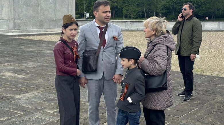 Посол РФ у Польщі прийшов з квітами до пам'ятника радянським солдатам