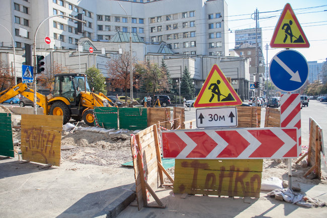 В Киеве возобновили движение по улице, где ливень смыл асфальт 01