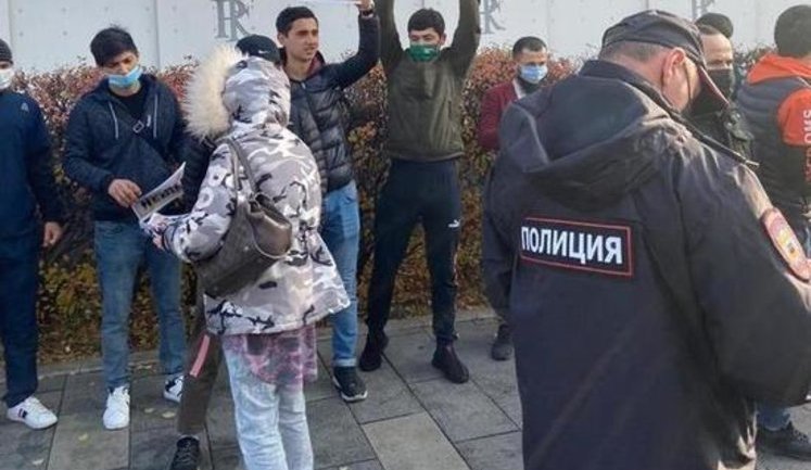 "Аллаху Акбар": Мусульмане протестуют у посольства Франции в Москве из-за карикатур Charlie Hebdo. ВИДЕО+ФОТО
