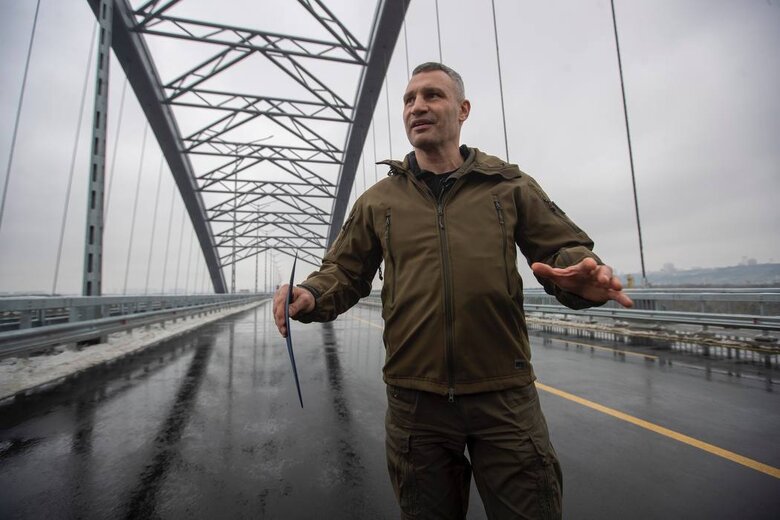Легендарний довгобуд: У Києві частково відкрили міст на Троєщину 01