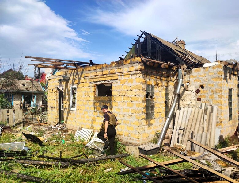 Наслідки обстрілів Херсонщини: Пошкоджено лікарню, сільгосппідприємство та будинки 06