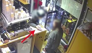У Києві співробітниця кав’ярні вказала на поріг грабіжнику із пістолетом: "Кассу давай!", - "Ідіть звідси. Що для вас не зрозуміло?". ВIДЕО