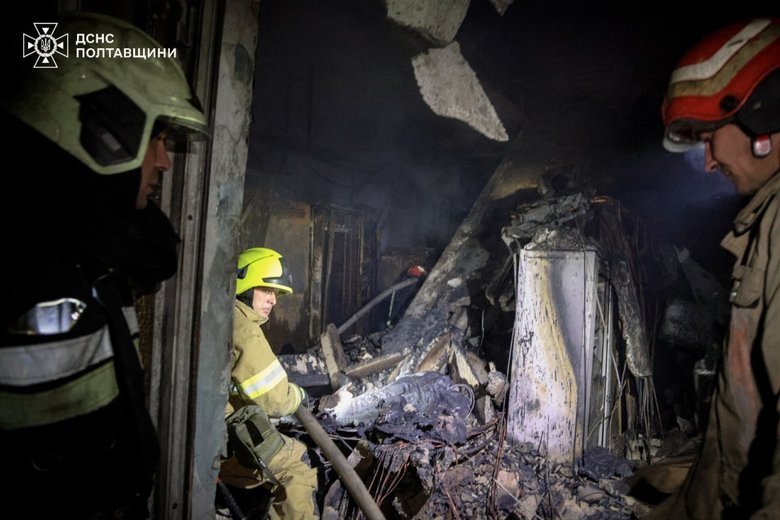 У Полтаві ліквідували пожежу в адмінбудівлі після нічного удару РФ