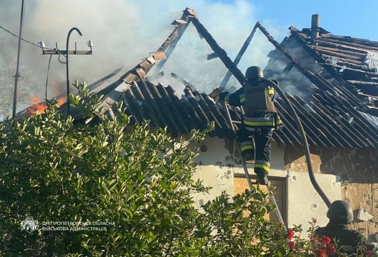 РФ атакувала кілька районів Дніпропетровщини: горіли будинки, є постраждалі