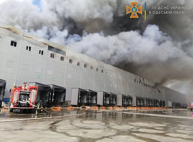 На складських приміщеннях в Одеській області виникла масштабна пожежа, - ДСНС 02