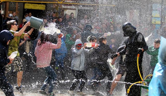 Wet Monday in Lviv: water battles on Ploshcha Rynok 02