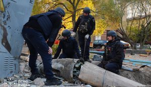 вилучення уламків ракети в Києві