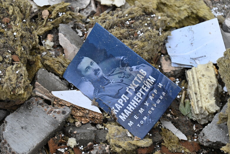 Последствия падения обломков вражеской ракеты на многоэтажку в Соломенском районе Киева 14