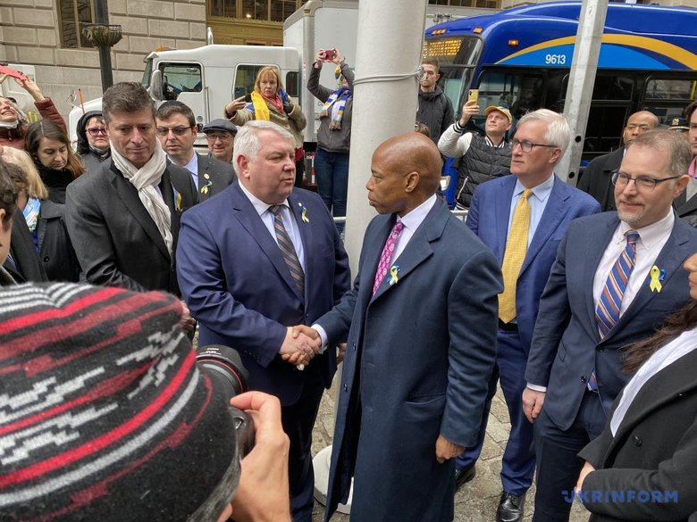 Мер Нью-Йорка Адамс підняв український прапор у місті, він майорітиме до перемоги 01 Мер Нью-Йорка Адамс підняв український прапор у місті, він майорітиме до перемоги 01