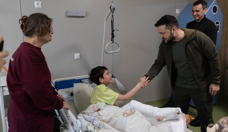 Zelensky talked to two orphans from Mariupol. PHOTOS