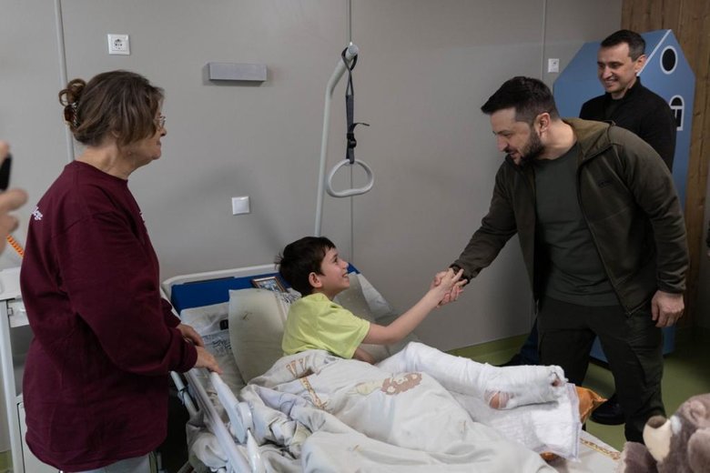 Zelensky talked to two orphans from Mariupol 01